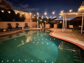 HC Accessible 4 Bed 3 Bath with Sparkling Pool and Spa-we have lifts and roll in shower